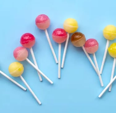 Dulce variedad de paletas de caramelos con y sin chile