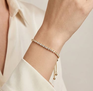 Elegante pulsera tipo tenis de oro y diamantes con cierre deslizante ajustable, lucida en la muñeca 