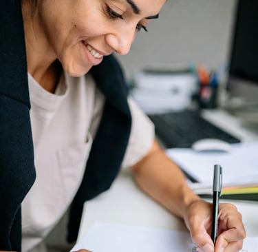 Mujer haciendo verificando requisitos para crear su página web
