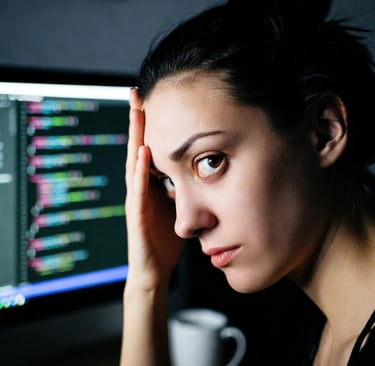 Mujer creando un sitio web