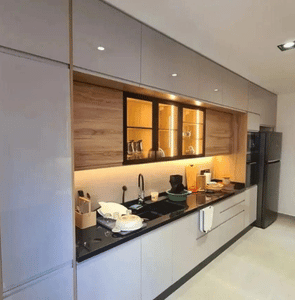 cuisine moderne équipée au Maroc avec meubles intégrés et éclairage LED