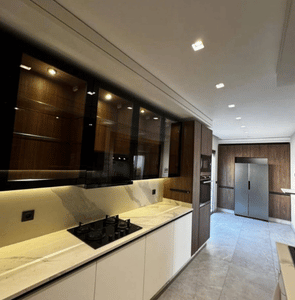 cuisine moderne avec menuiserie aluminium sur mesure au Maroc design intérieur haut de gamme