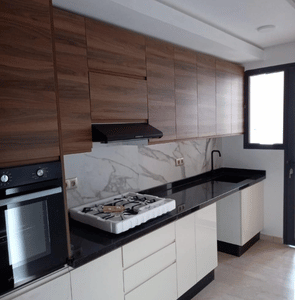 cuisine moderne sur mesure au Maroc avec placards et plan de travail design