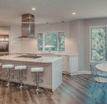 cuisine moderne ouverte avec îlot central et menuiserie sur mesure au Maroc aménagement intérieur ha