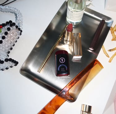 Select Briq 2 vape charging via USB-C cable with screen showing charge status