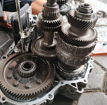 Komponen transmisi otomatis mobil matic yang sedang di bongkar untuk perbaikan masalah jedug.