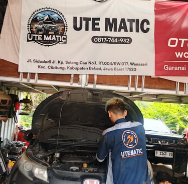 Mekanik sedang memeriksa transmisi mobil matic yang mengalami hentakan atau jedug