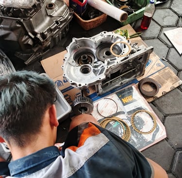 Perawatan transmisi matic oleh teknisi bengkel UTE MATIC Bekasi 
