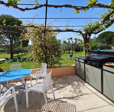 Terrasse de notre maison d'hôtes avec meuble de cuisine d'été, évier et plancha.