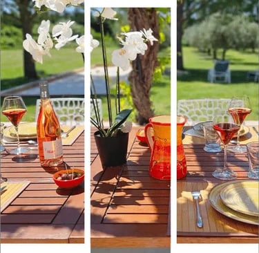 table joliment dressée sur notre terrasse pour le repas soir, vin, orchidée, olives, pot d'eau etc..