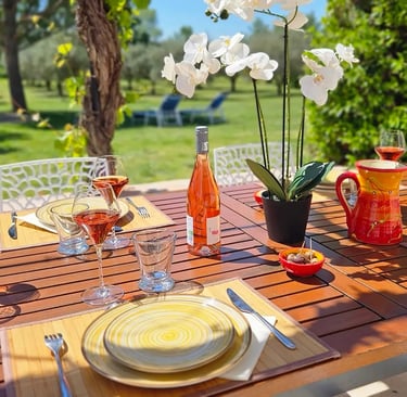 Table extérieur sur la terrasse dressé pour le diner à la Ramade à Tulette