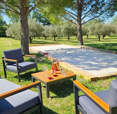 Salon de jardin des chambres d'hôtes la Ramade près du terrain de pétanque