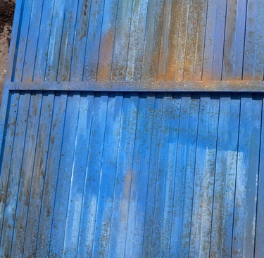 decorado gira Sanguijuelas acabado puerta metálica sobre madera