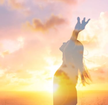 Immagine dal web. Donna con le mani in cielo libera