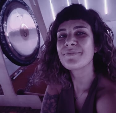 Nailín Sternberg - Yoga restaurativo SabiaKuti