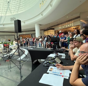 Jury du Casting Tour Talent évaluant les candidats lors d'un casting dans un centre commercial 