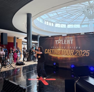 Candidat se produisant sur scène lors du Casting Tour Talent devant