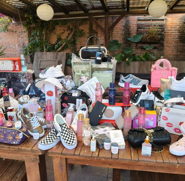 Exhibición de perfumes de diseñador, tenis de marca y bolsos de lujo Pinkie Dream Boutique