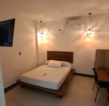 Habitación con aire acondicionado en Apartadó. Alojamiento minimalista Hotel Barbacoa. Habitación