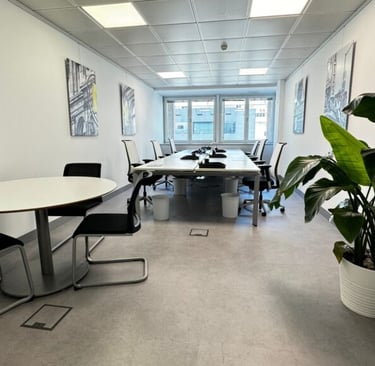 Acabado de pintura de interiores en oficinas modernas en el centro de Bilbao.