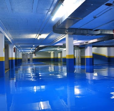 Suelo de garaje comunitario pintado con resina epoxi de alta resistencia en Bizkaia.
