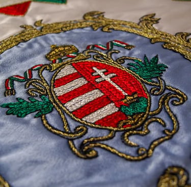 1848-as magyar címer hímzett selyem zászlón