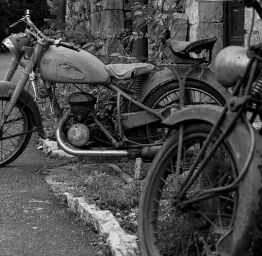 Motos anciennes noir et blanc