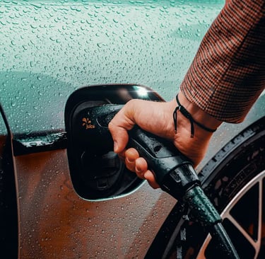 Borne de recharge universelle Flo X3 installée sur un mur de garage extérieur à Candiac pour un véhi