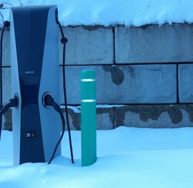 Stand de borne de recharge Flo X3 sur socle ancré, câbles flexibles par grand froid, installé dans u