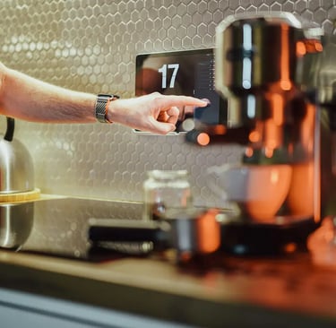 Interface domotique sur tablette pour contrôler l'éclairage intelligent et le chauffage d'une maison