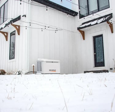 Installation d'une génératrice automatique Generac pour une maison résidentielle en hiver sur la Riv