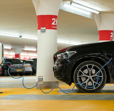Borne de recharge pour voiture électrique installée dans un garage par JLS Électrique