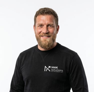 Bild von einem Mitarbeiter von MAK Solutions Grundreinigung in Bonn lächelt