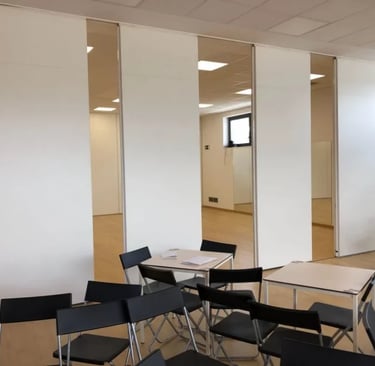 Tabiques móviles en clases y despachos