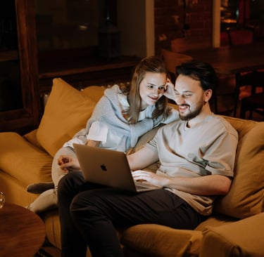 married couple chilling at home an watching Netflix