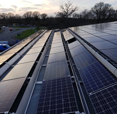 Fabrika çatısı güneş paneli uygulaması.