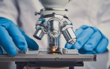 Un microscopio usato dal Dott. Porro per esami di citologia nasale