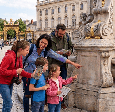 Famille réalisant un jeu de piste Place Stanislas à Nancy