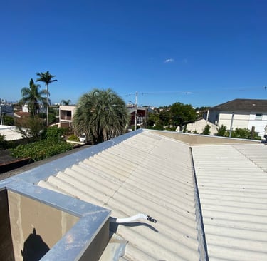 Rufo pingadeira em platibanda para proteção em Porto Alegre.