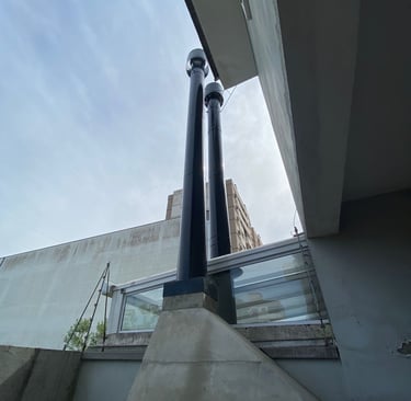 Rufos e pingadeiras instalados em platibanda em Porto Alegre