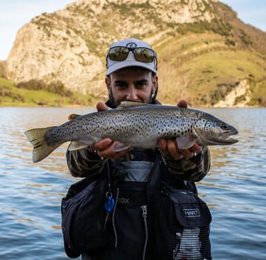 Pescador con gran trucha en el pantano del Porma en León