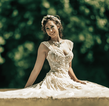 Strahlende Braut im Sonnenlicht – natürliche Hochzeitsfotografie am Möhnesee