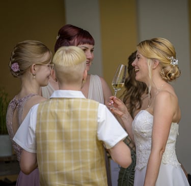 Braut lacht mit Gästen beim Sektempfang – Hochzeitsfotograf Möhnesee