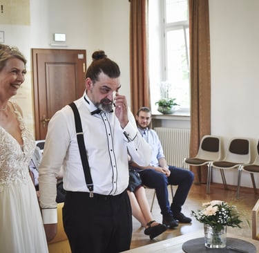 Emotionale Hochzeitsreportage am Möhnesee – unaufdringlicher Moment während der Trauung