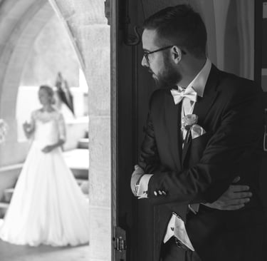 Bräutigam wartet auf die Braut beim First Look – fotografiert von Lunora Weddings, Hochzeitsfotograf am Möhnesee