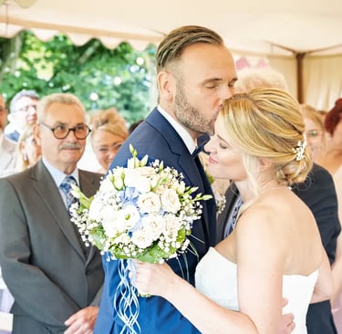 Brautpaar bei der Trauung am Möhnesee, emotionaler Kuss während der Hochzeit
