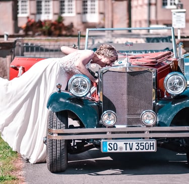 Braut mit Oldtimer – humorvolle Hochzeitsfotografie am Möhnesee.