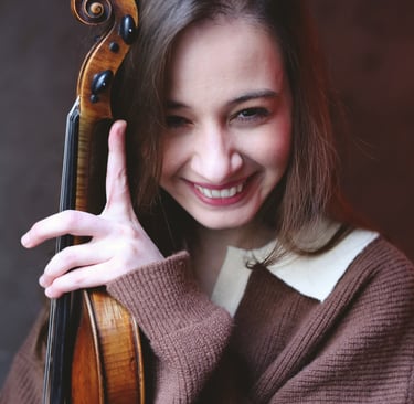 Portrait violoniste - femme souriante - de face - couleur chaude - Paris
