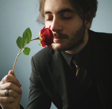 Portrait homme avec une rose, élégant et sensible, en studio à brunoy 