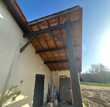 Pose de lambris PVC avant travaux dans les Landes de Gascogne